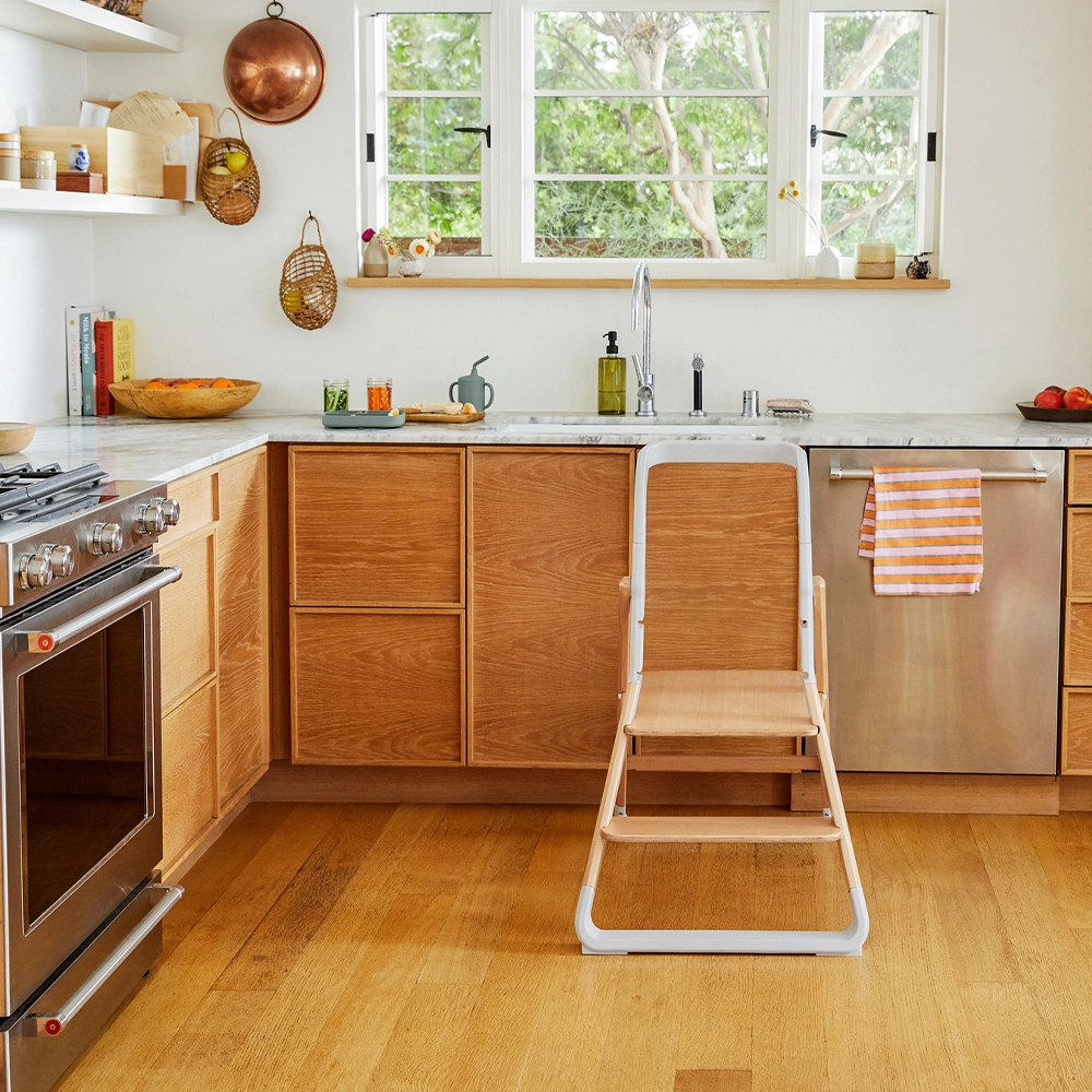 ergobaby-evolve-kujnski-pomosnik-natural-wood